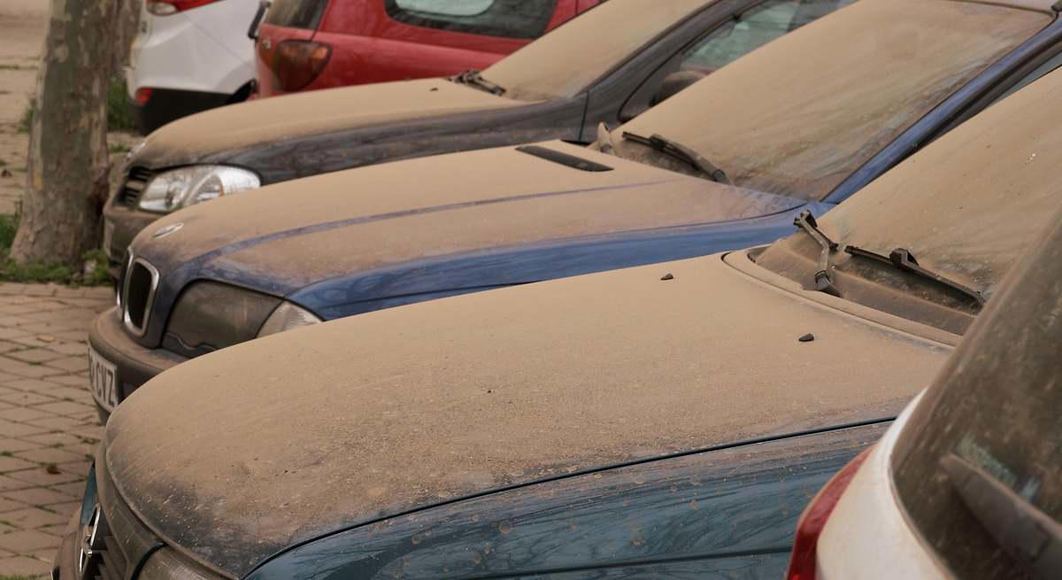 Limpiar el coche tras la calima en Madrid esta semana: el sencillo truco para no dañar la carrocería ni los cristales