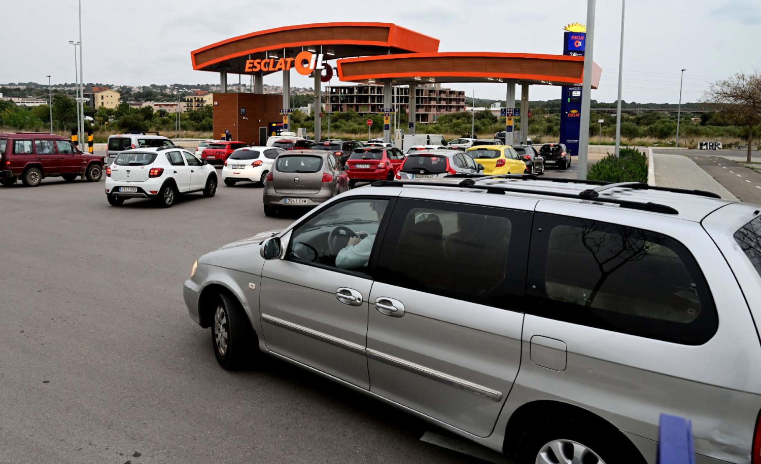 Repostar poco dinero cada vez que paras en la gasolinera: el hábito que parece ahorrar, pero no siempre compensa