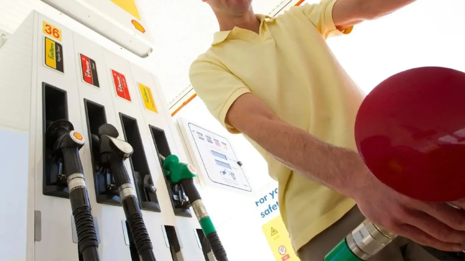 ¿Tienes que echar gasolina en el coche? Los días más caros y más baratos para llenar el depósito y la razón de ello