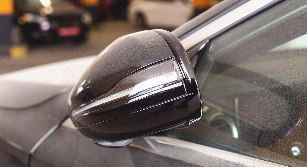 Plegar los retrovisores al aparcar no siempre es buena idea: el único caso en el que deberías hacerlo según los expertos