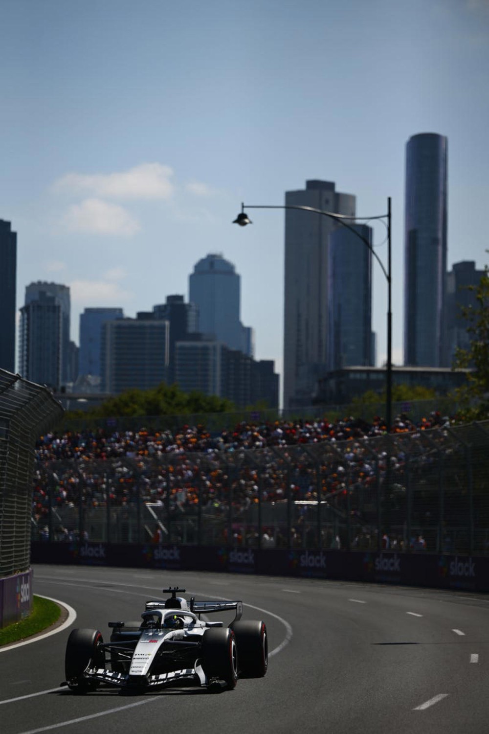 Sergio Pérez re debuta con Cadillac y su inicio no ha sido el mejor: “Tenemos muchísimos problemas”