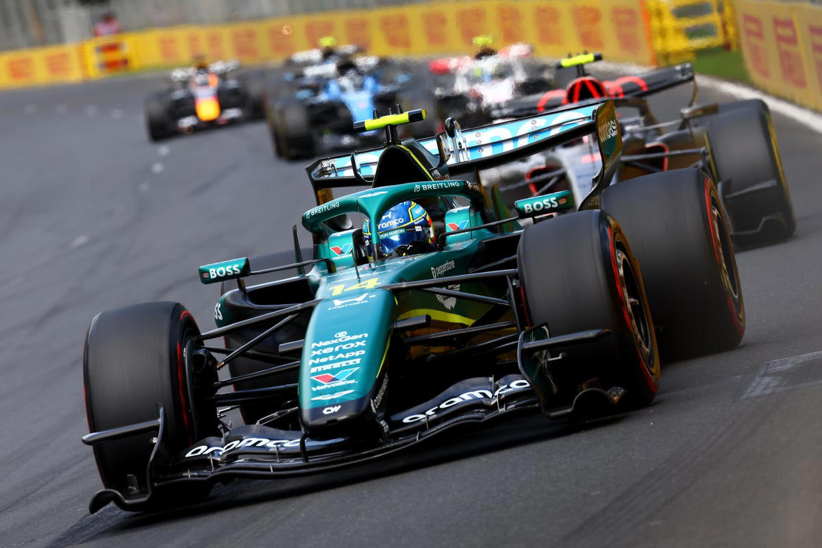 Drama para Fernando Alonso: Se retira del GP de Australia después de un salidón y luego vuelve a pista
