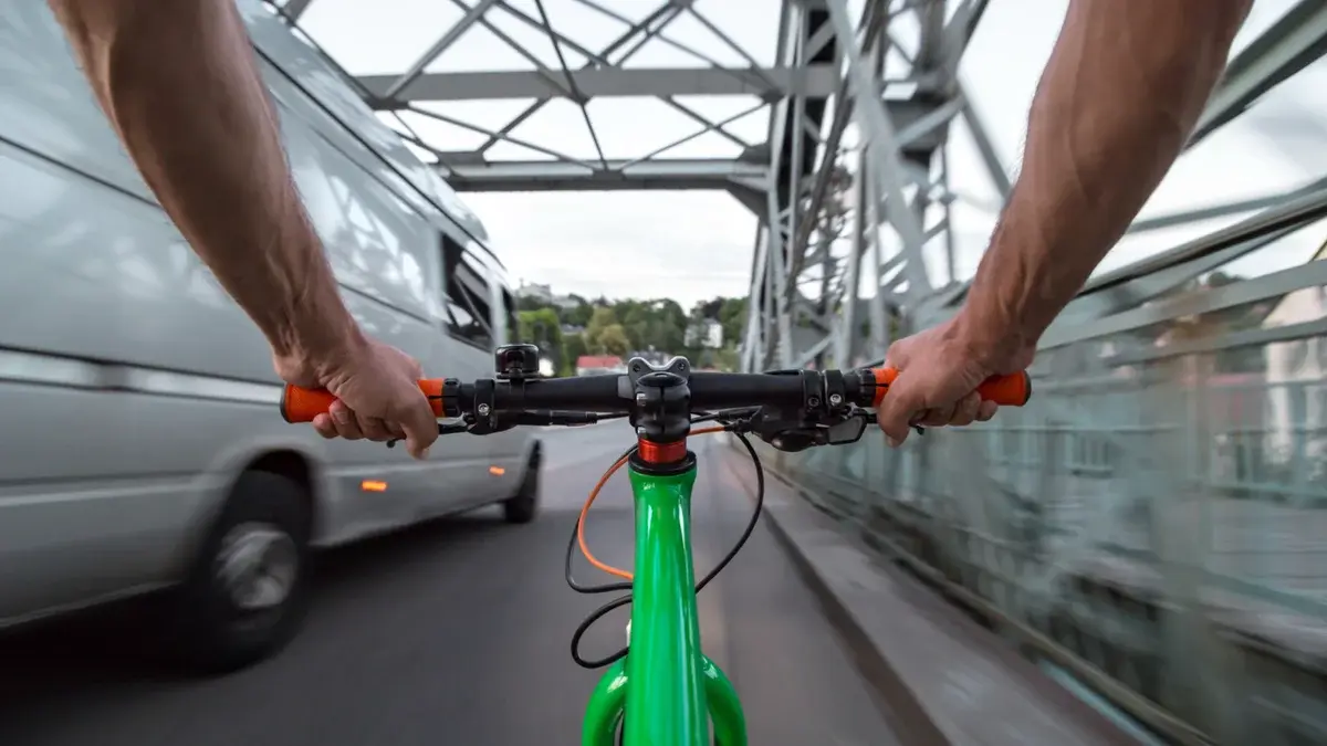 Los ciclistas, en jaque: la nueva normativa publicada por el BOE retira su presencia en los arcenes de las carreteras