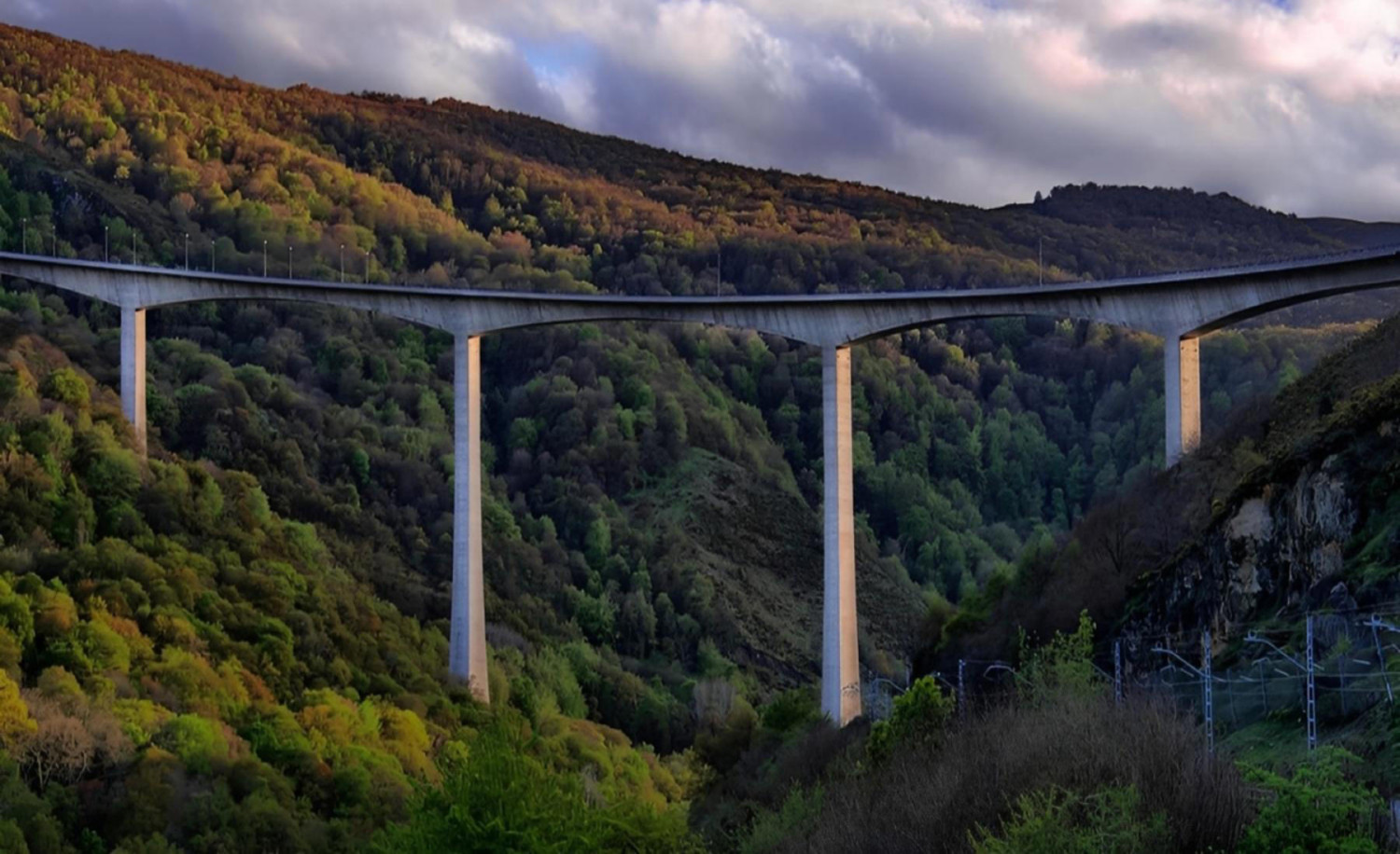 El 'techo' de las carreteras españolas: conoce el coloso de hormigón que mira de tú a tú a los rascacielos