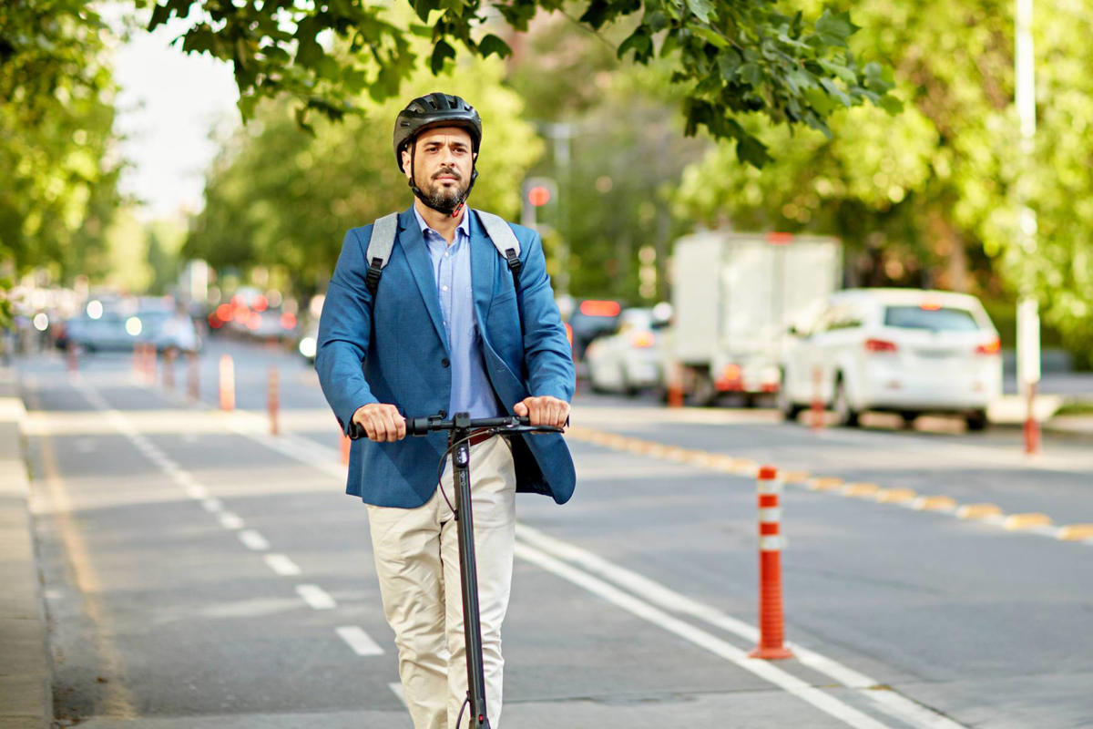 Empiezan las multas por circular sin casco en patinete eléctrico
