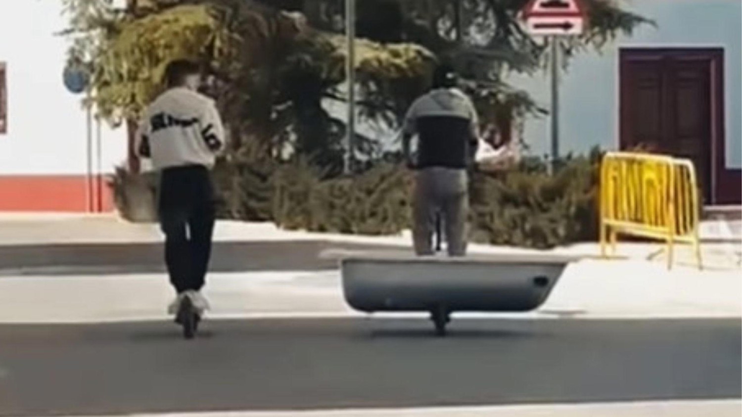 Circula dentro de una bañera sobre un patinete eléctrico por Tomelloso: la insólita escena que ya se ha hecho viral