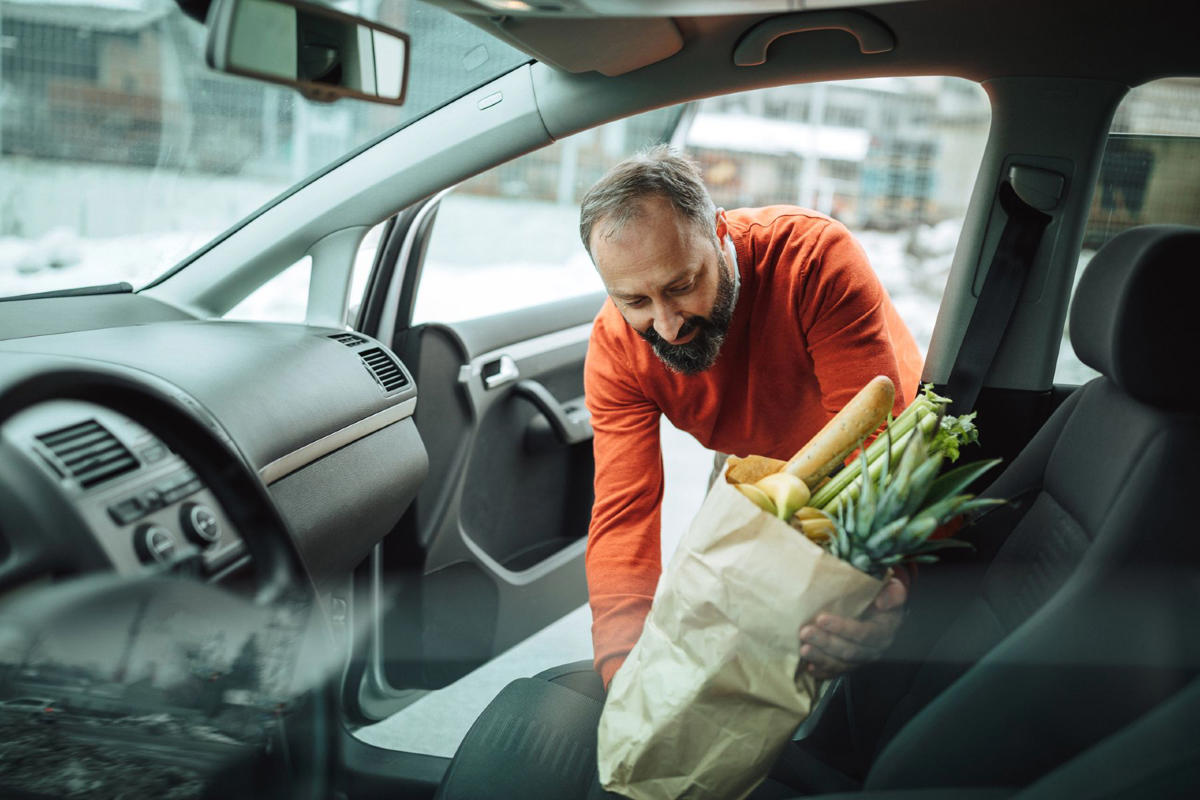 Este gesto cotidiano en el coche puede salirte caro y poner en riesgo a tu familia