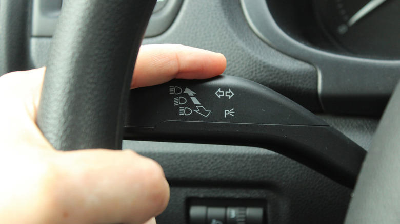 Do you need to use turn signals in roundabouts?