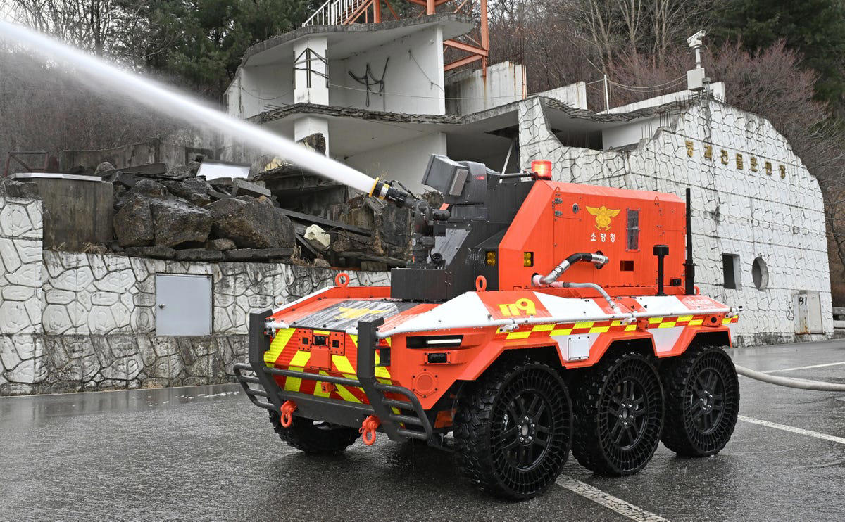 Hyundai presume con sus robots bomberos que ya trabajan apagando incendios en Corea del Sur