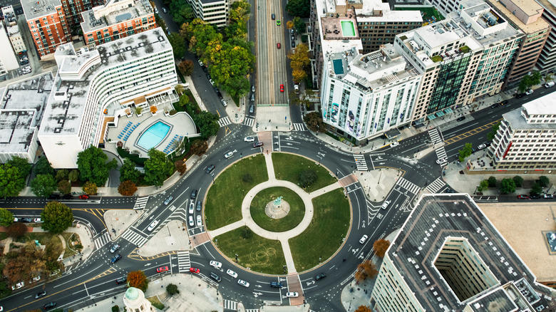 Do you need to use turn signals in roundabouts?