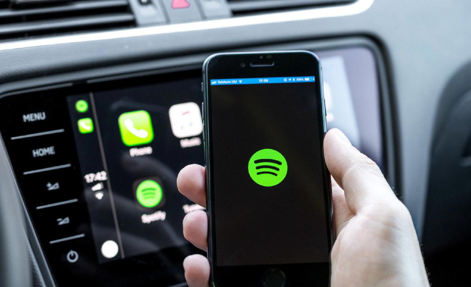 Escuchar el nuevo disco de tu cantante favorito en el coche te pone en riesgo