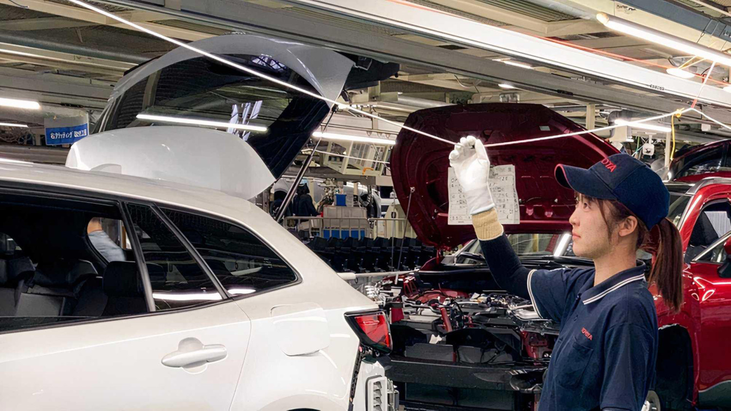 Toyota recalls 500,000 Highlander SUVs to fix second-row seatback