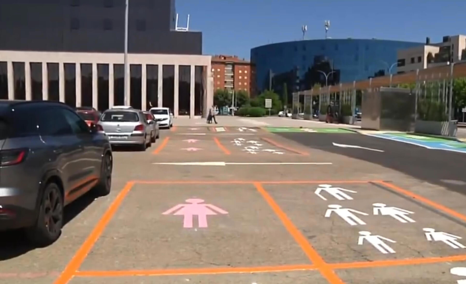 La señal rosa que siempre da que hablar: el ‘parking’ español donde sólo pueden aparcar mujeres y el motivo que lo explica