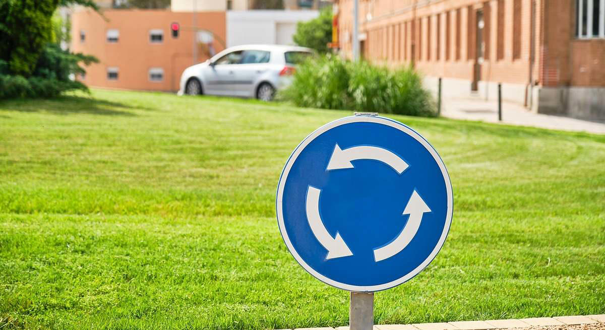 Usar los retrovisores en las rotondas es importante, pero para un profesor de autoescuela el mejor aliado son los retrovisores