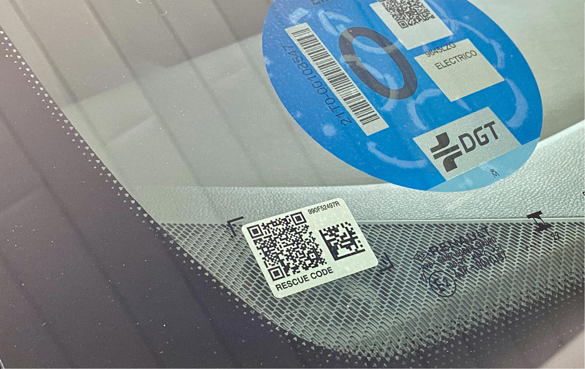 El detalle del parabrisas que casi nadie entiende y que está en todos los coches modernos