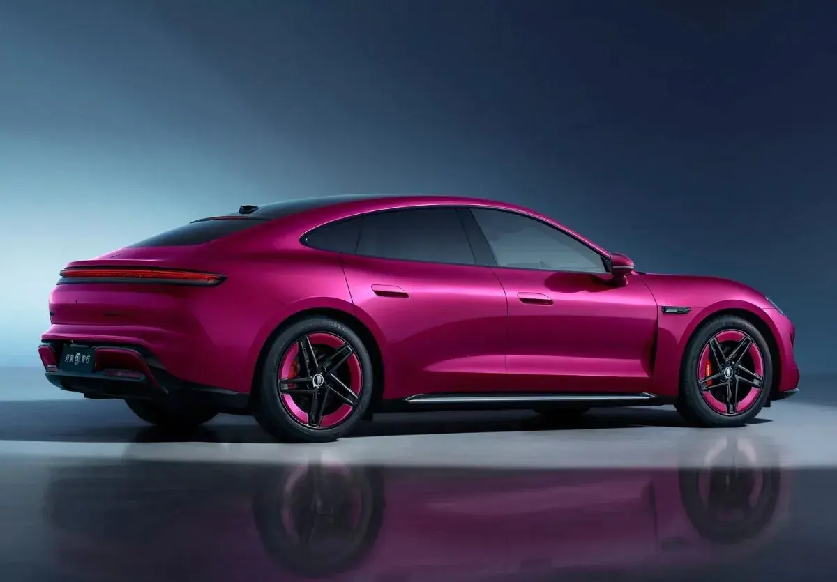 El nuevo coche de Huawei cae en la copia descarada: es un calco de un eléctrico alemán