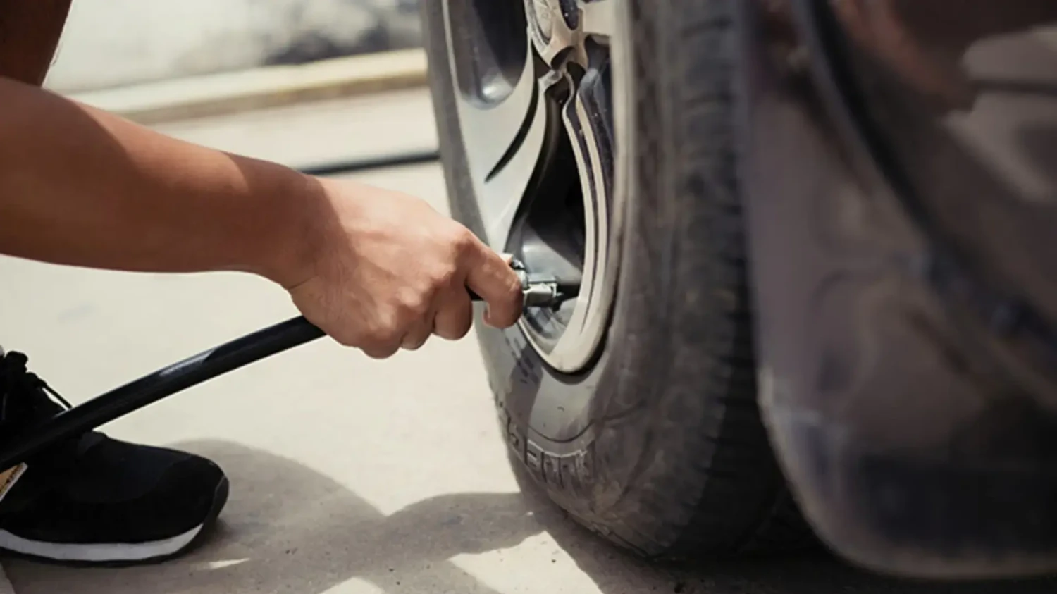 5 curiosidades de la presión de los neumáticos de tu coche: 'Efecto lupa', sistema de presión, nitrógeno...