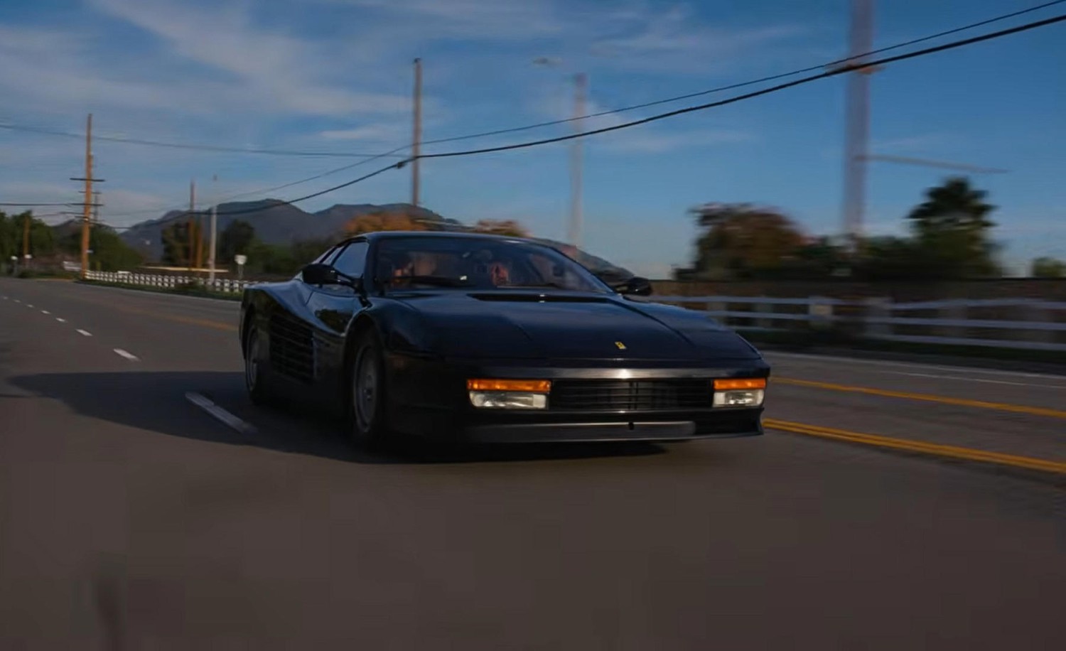 Tiene 31 años, compró un Ferrari que llevaba décadas parado y decidió hacer justo lo contrario de lo que todos esperan