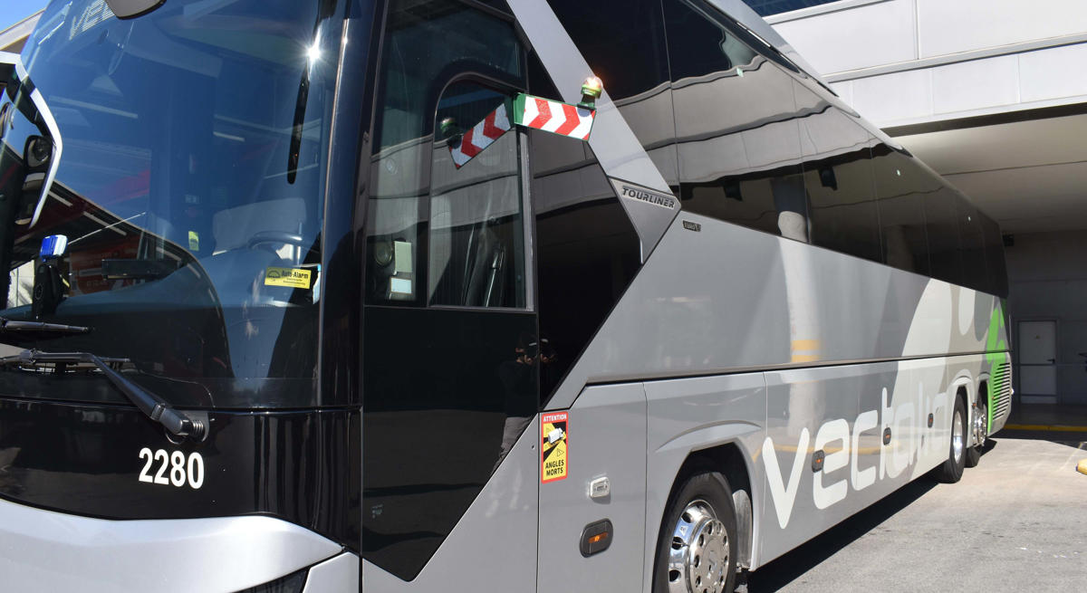 Si tu coche no puede colocar la baliza V16 en el techo, esta es la solución que admite la DGT