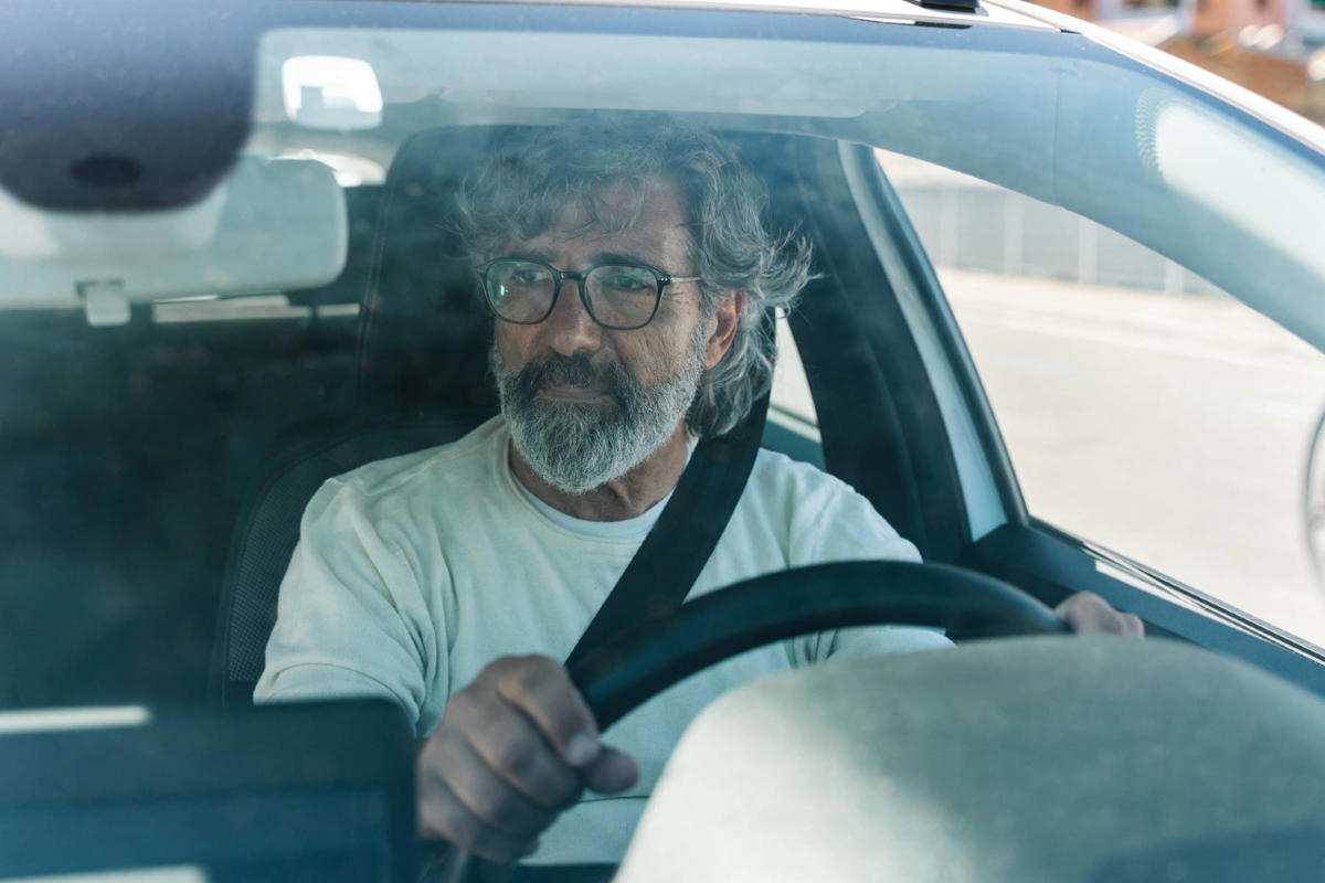 ¿La DGT prohibirá ir solo en el coche en 2026? El bulo que sigue circulando por las redes y algunos medios