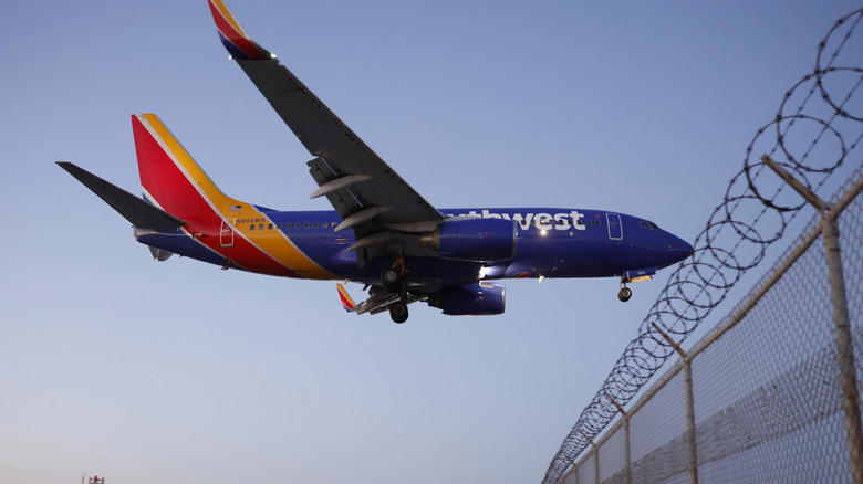 Flight diverted, Muslim passenger removed because of 'misunderstanding' after phone timer sounded for Ramadan prayer reminder