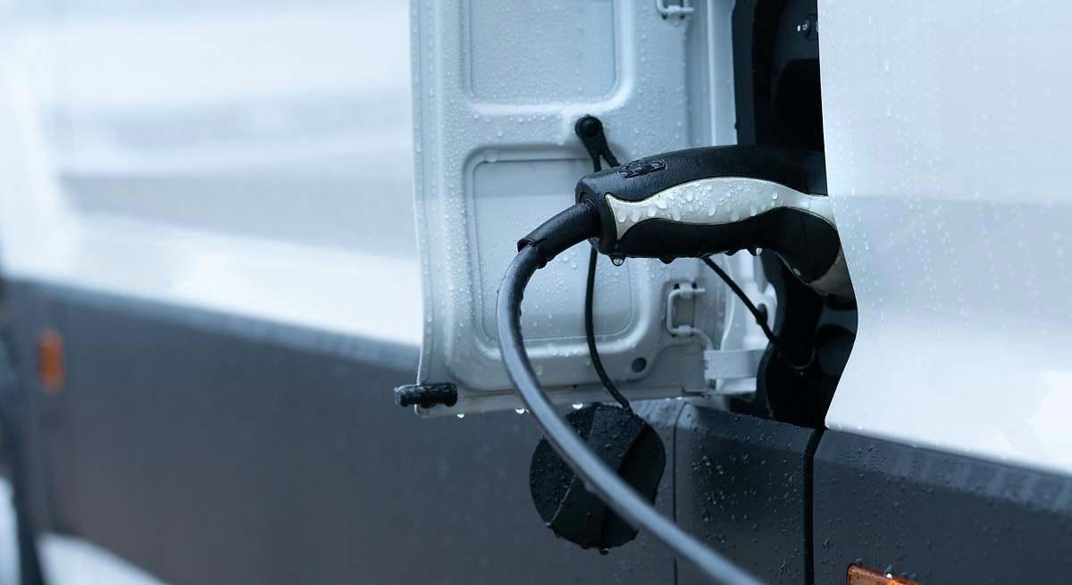 Recorre 200.000 kilómetros con una furgoneta eléctrica y descubre lo baratas que son de mantener: "Solo he sustituido una bombilla"