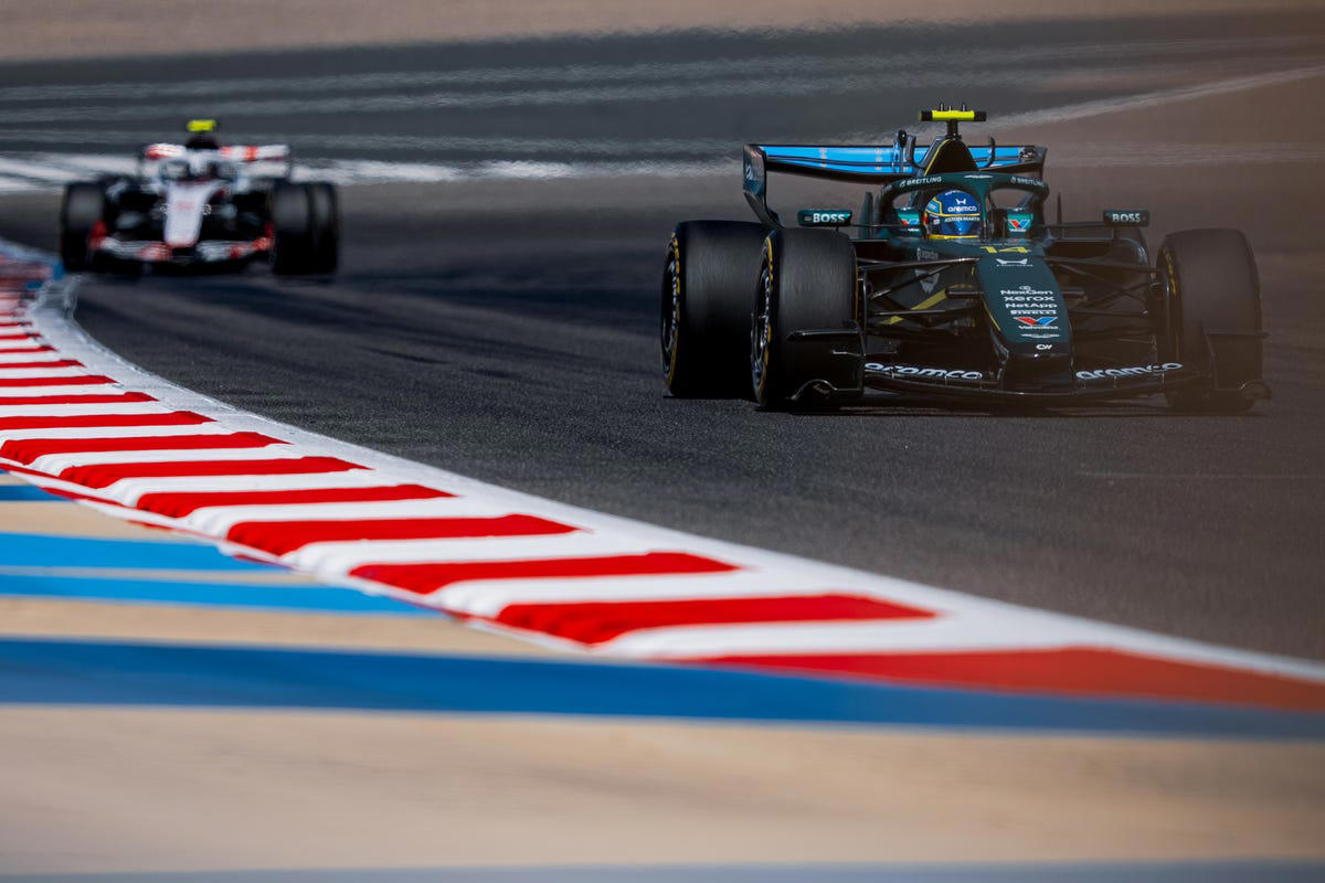 Un exjefe de Mercedes F1, sobre el potencial de Aston Martin y Fernando Alonso: "Adrian Newey va al límite"