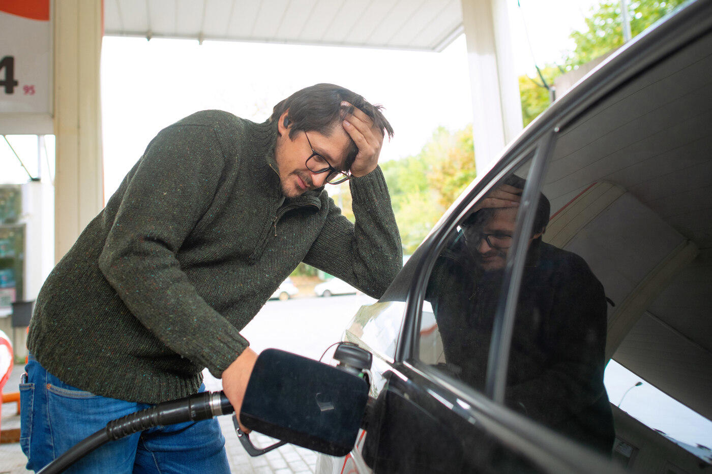 Le prestaron un coche de gasolina y repostó diésel: se equivocó por este detalle y el error le costó muy caro