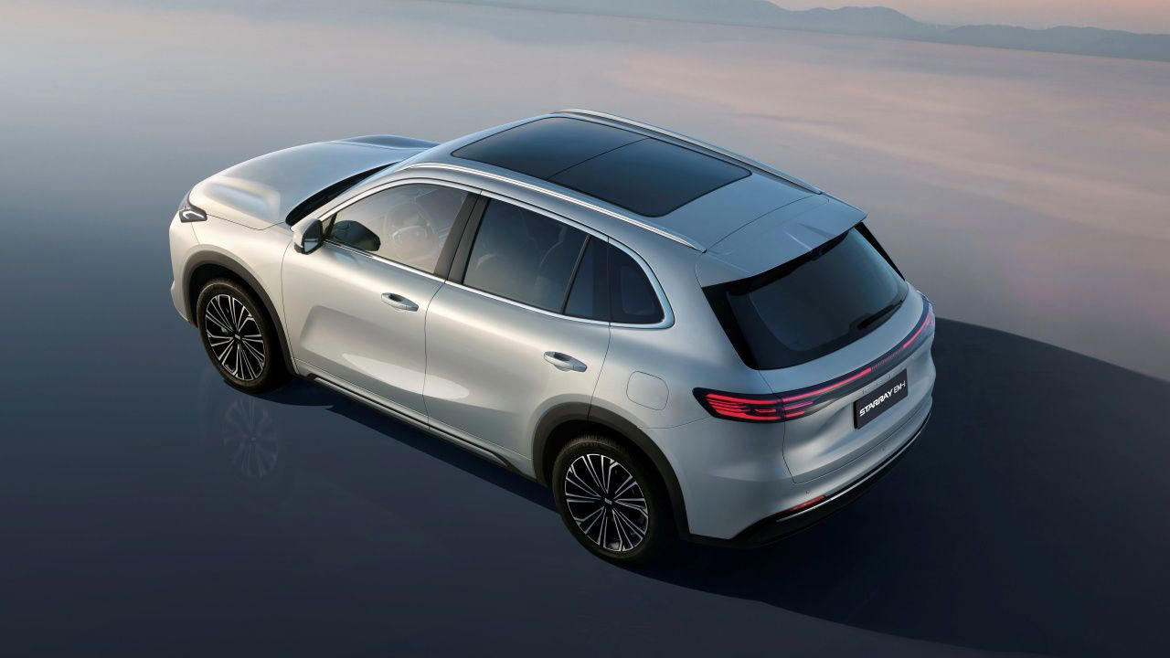 El gigante chino Geely llega a España con sus dos primeros modelos: un eléctrico y un híbrido enchufable