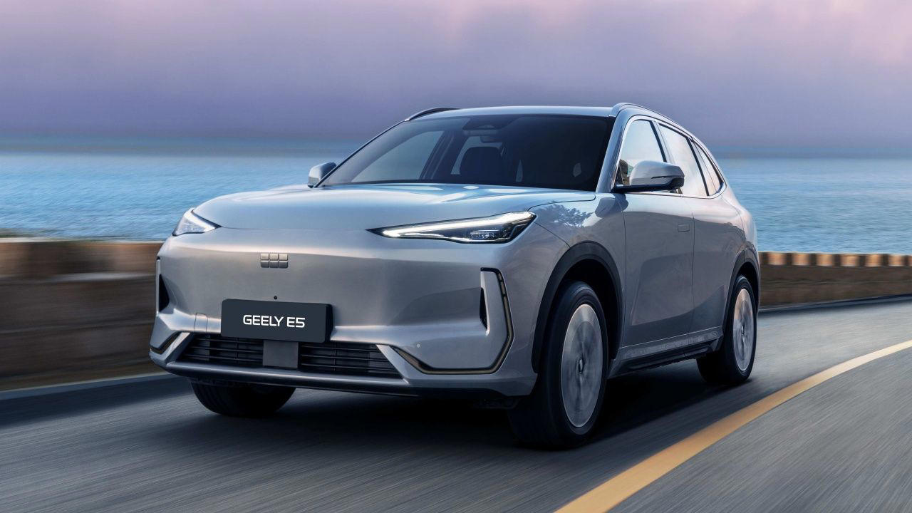 El gigante chino Geely llega a España con sus dos primeros modelos: un eléctrico y un híbrido enchufable