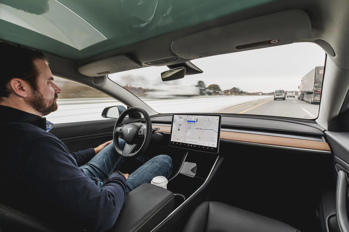 La última de Elon Musk: Ahora el FSD de los Tesla pasará a ser un extra por suscripción