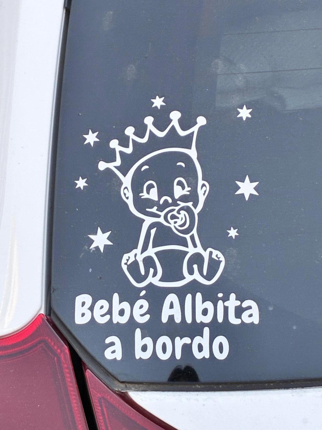 He visto esta pegatina en un coche aparcado y su dueño no se imagina el riesgo que implica: yo nunca la pondría por este peligroso motivo
