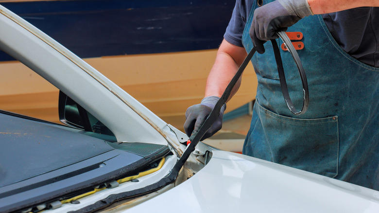 What to expect with dealer vs. Safelite windshield replacements