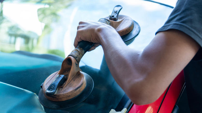 What to expect with dealer vs. Safelite windshield replacements