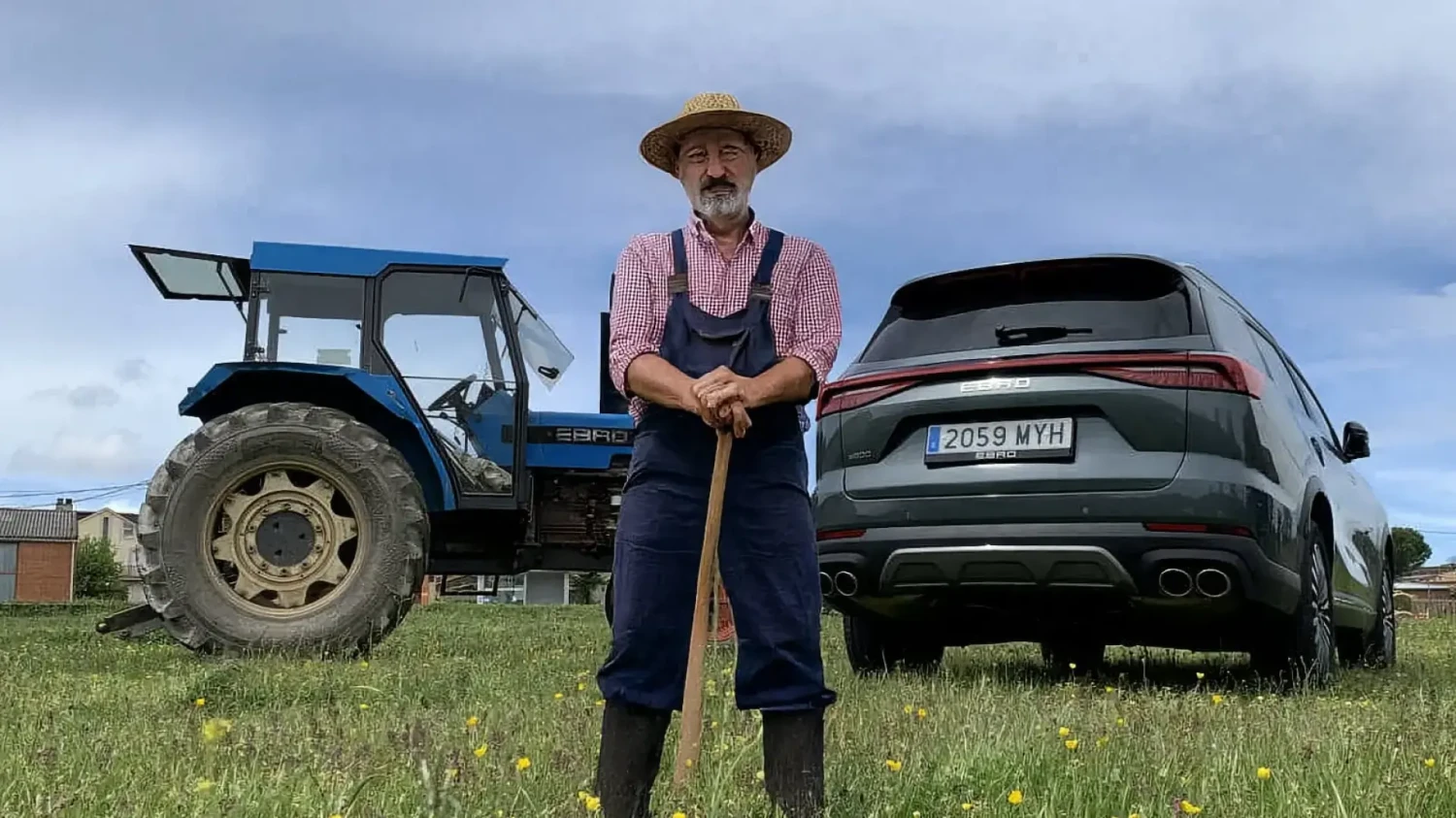Ángel, agricultor de Zamora de 81 años con dos tractores Ebro de los 60 y 80: “Se nota que está hecho para durar”