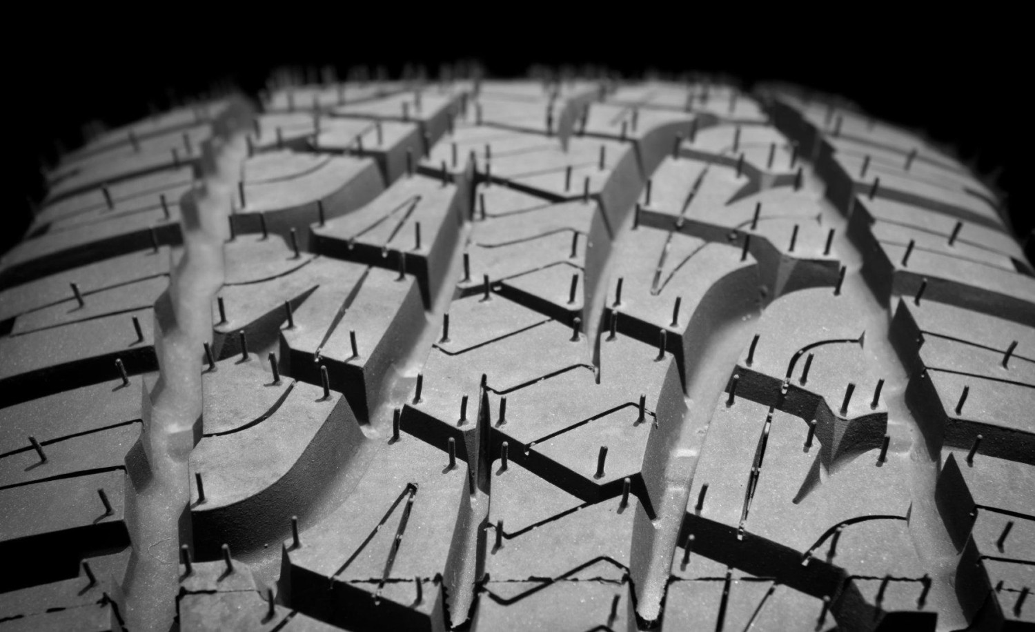 ¿Por qué los argentinos quemaban los ‘pelillos’ de los neumáticos nuevos? El ingenioso truco para evitar multas en la aduana