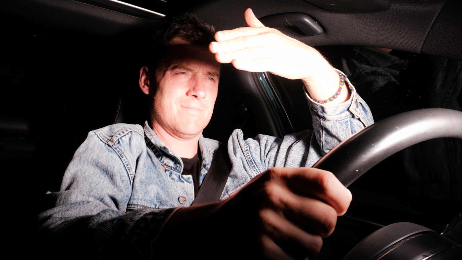 Los faros modernos molestan más a los conductores, pero aun así son más seguros