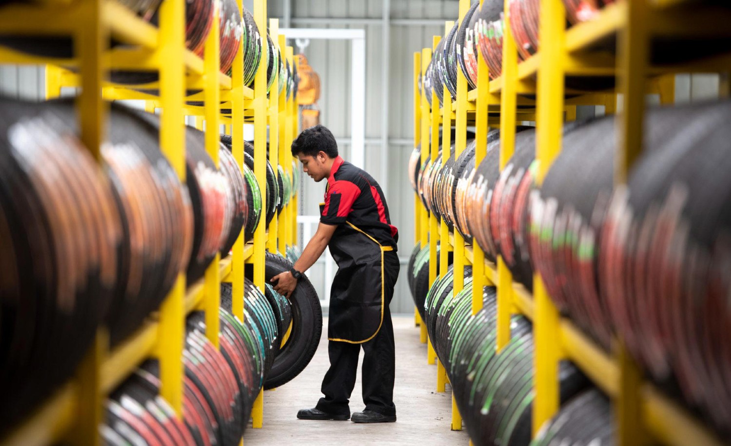 ¿Por qué los argentinos quemaban los ‘pelillos’ de los neumáticos nuevos? El ingenioso truco para evitar multas en la aduana