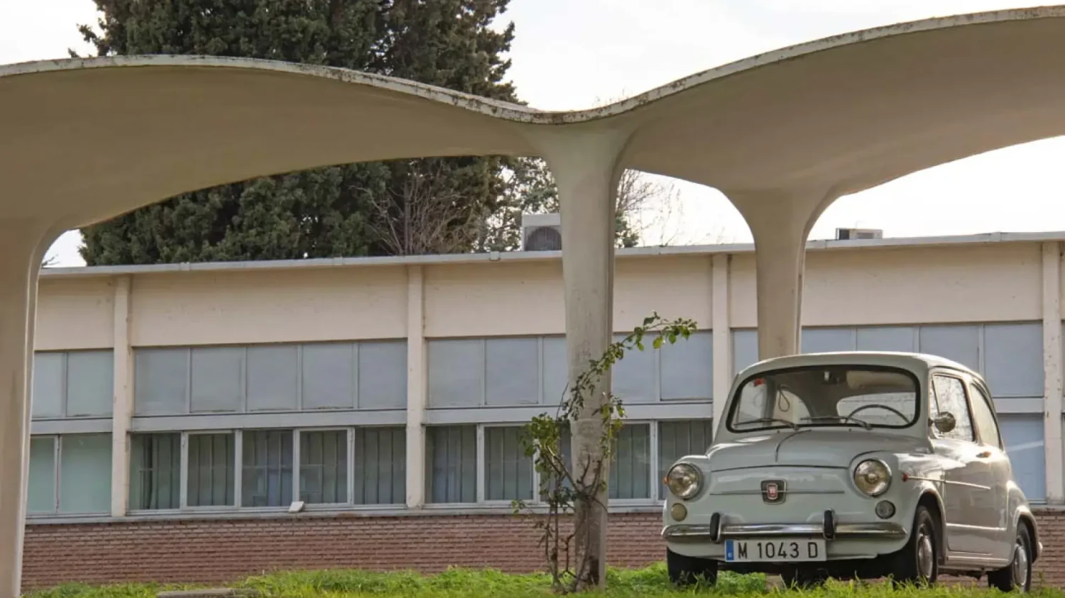 Desvelamos el misterio del Seat 600 fantasma que vigila Madrid desde hace casi cinco décadas