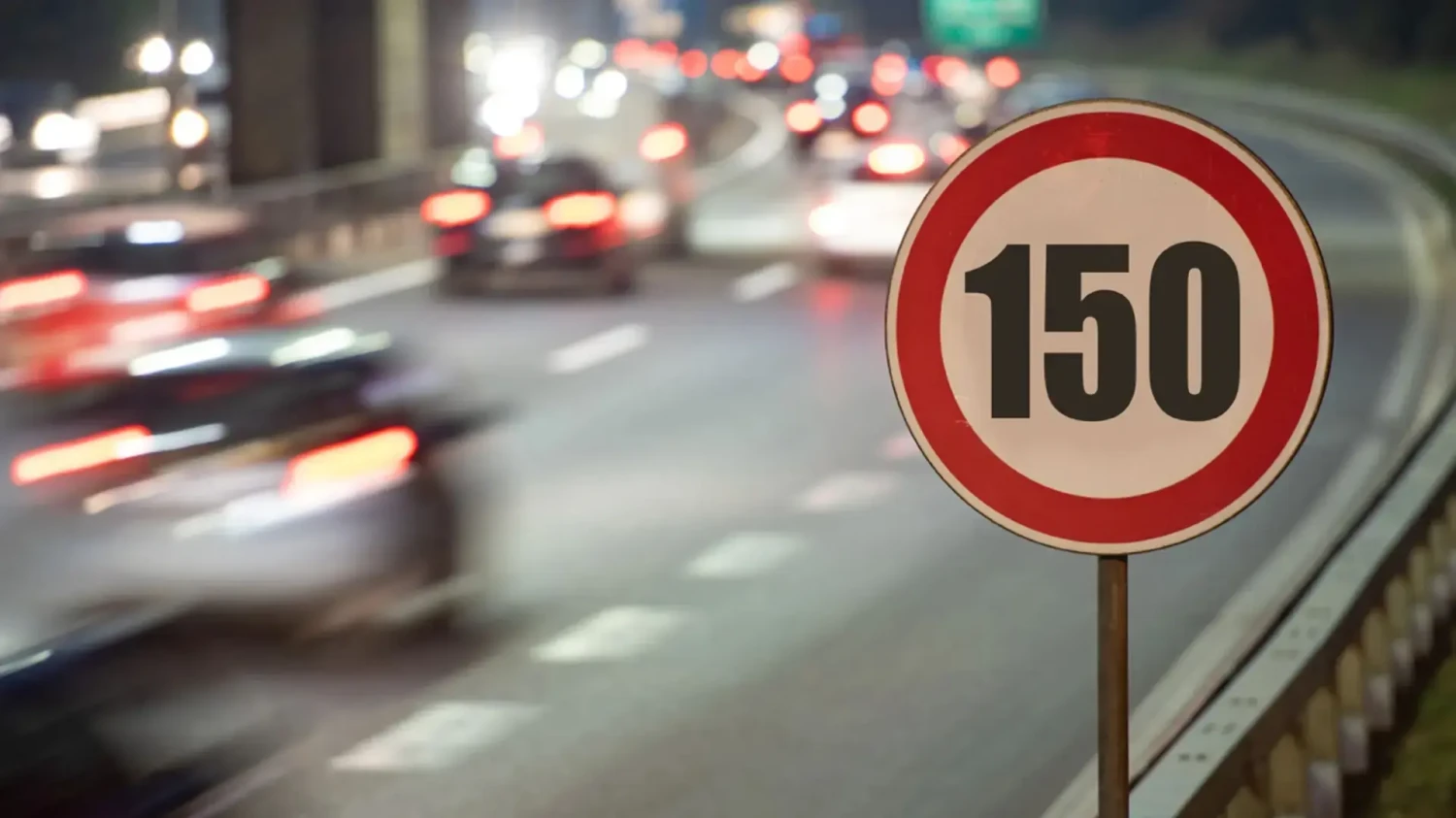 En España, Pere Navarro pensando en reducir la velocidad máxima de las carreteras y llega este país de Europa y la sube a 150 km/h