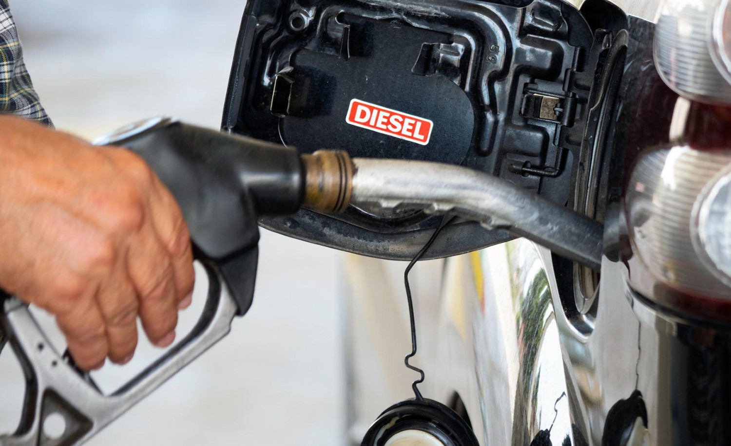 ¿Por qué el diésel es más caro que la gasolina? Esta es la explicación que desespera a millones de conductores