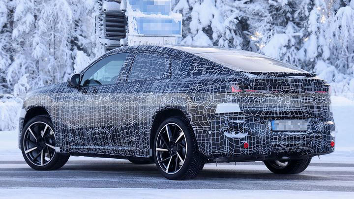 El BMW iX4 lleva al límite sus más de 800 km de autonomía para lanzar el gran golpe a BYD