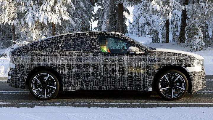 El BMW iX4 lleva al límite sus más de 800 km de autonomía para lanzar el gran golpe a BYD