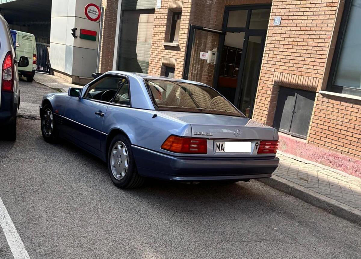 ¿Por qué esta matrícula no tiene la letra E de España y tampoco el fondo azul?