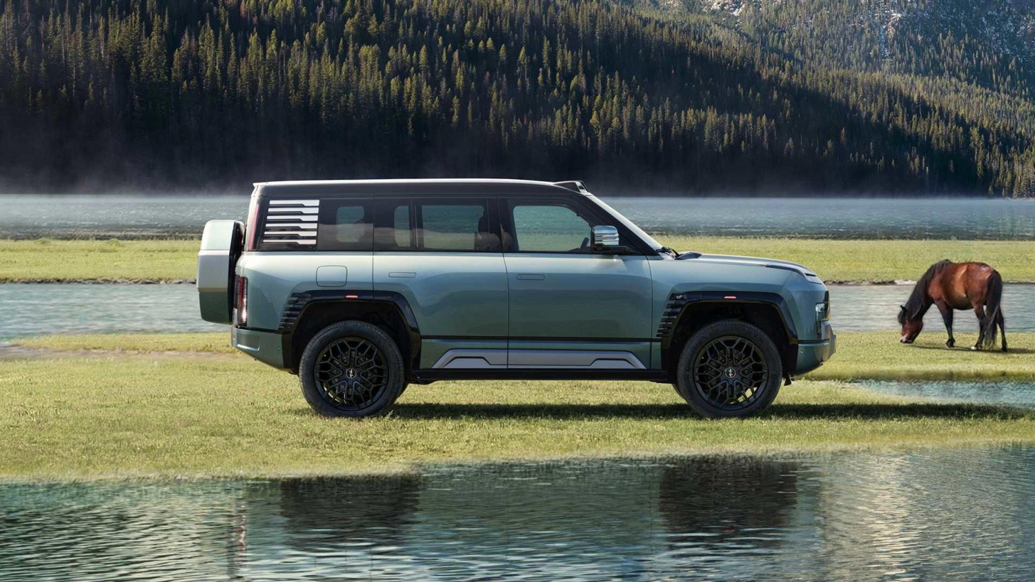 First BYD flash charge electric station makes a gas pump look slow