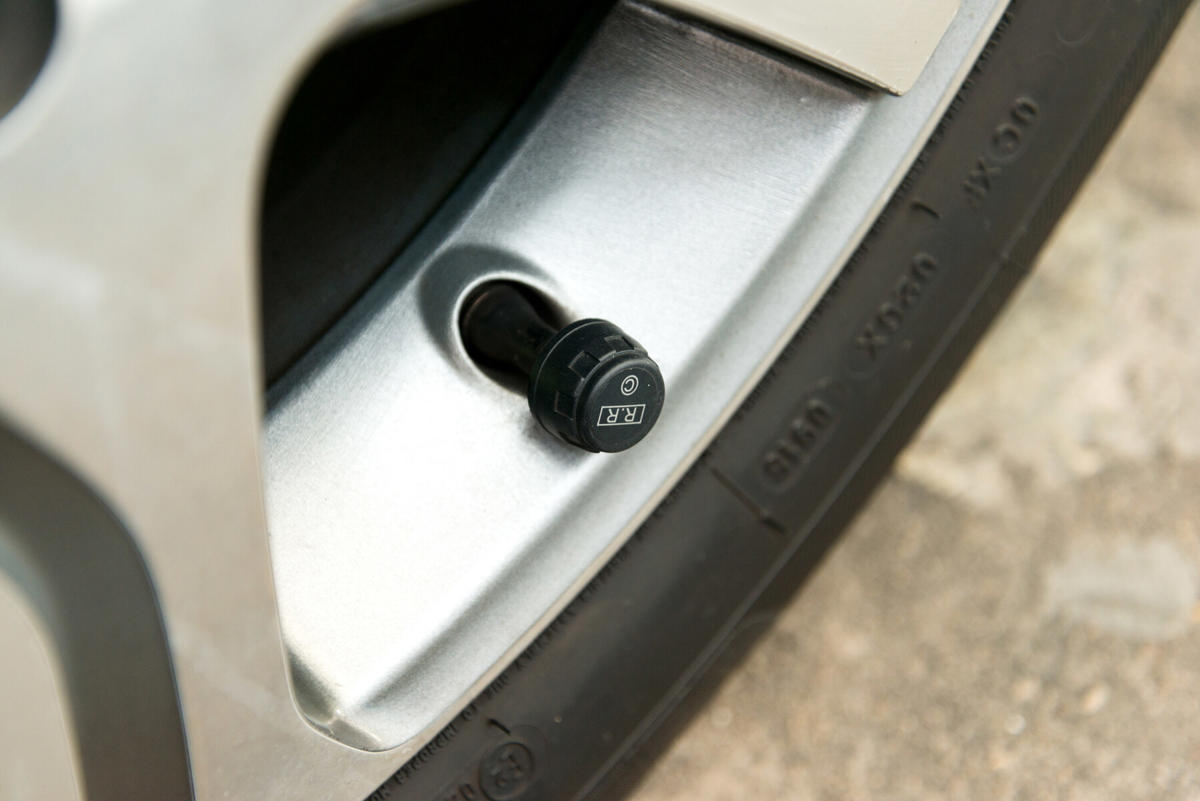 Tu coche emite algo que no ves y puede usarse para seguirte