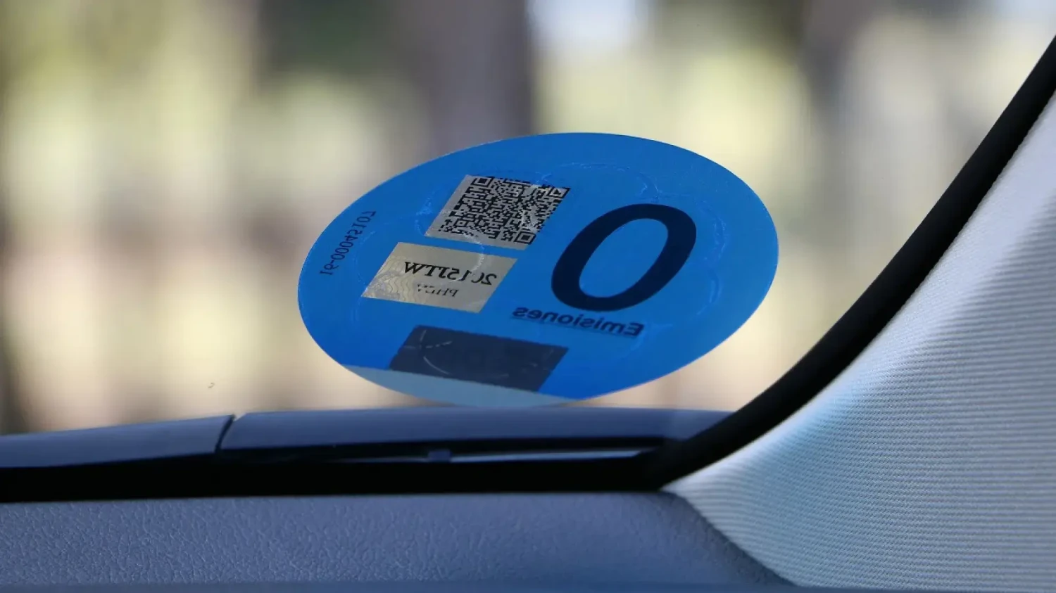 De ventaja sobre los demás, a 200 euros de multa: la DGT elimina uno de los privilegios de los coches con etiqueta cero