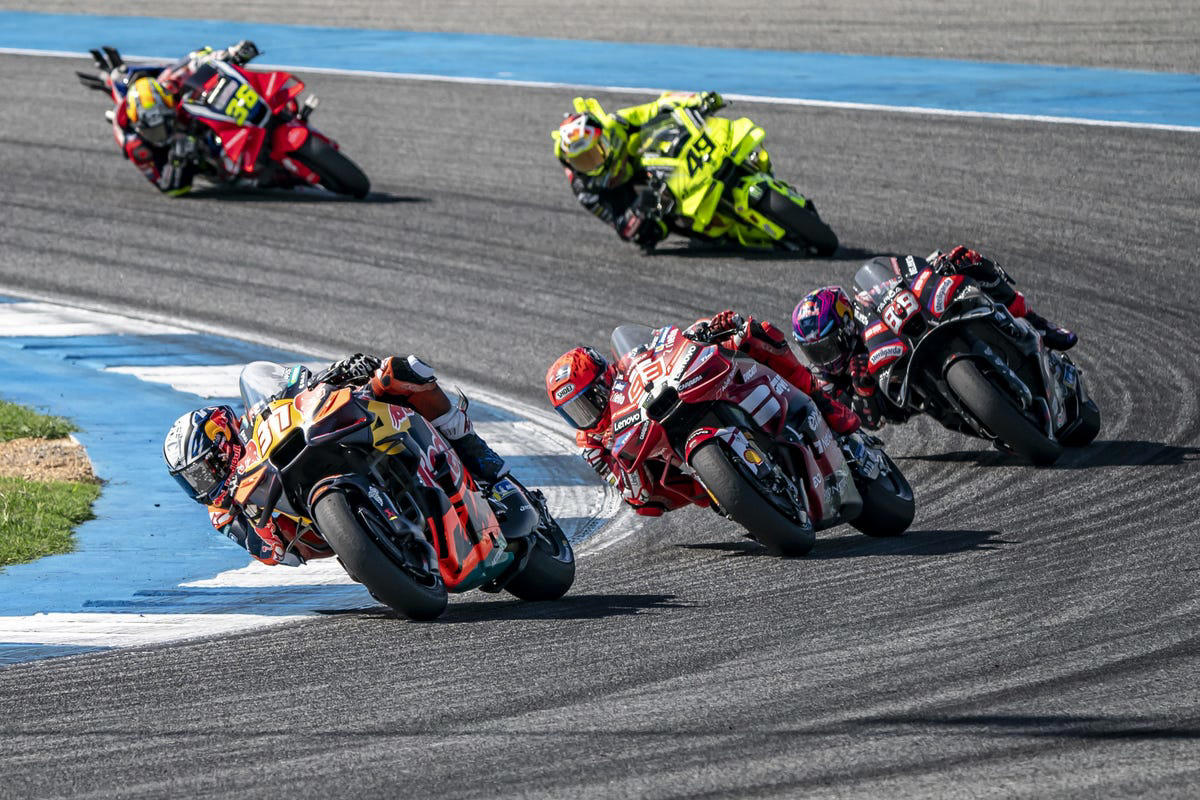 Un jefe de KTM, sobre el salto de Pedro Acosta frente a la Ducati de Marc Márquez: "Lo tiene todo controlado"