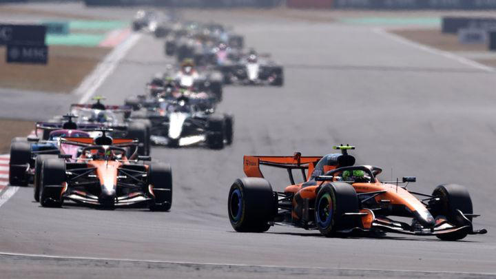 Russell se impone en Shanghái; Ferrari casi gana mientras que Alonso resiste y Sainz sigue en dificultades