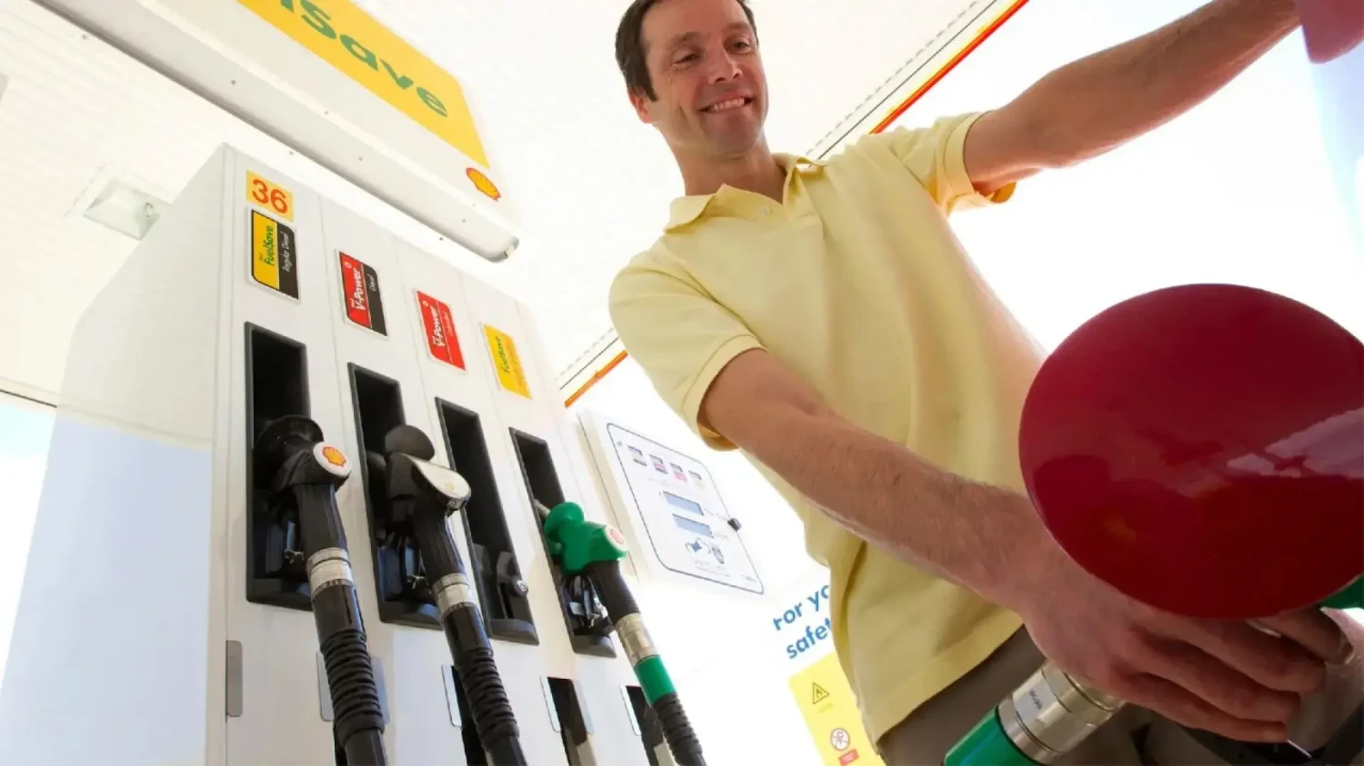 Subidón de la gasolina y diesel, cuántos euros es ahora más caro llenar los 10 coches más vendidos
